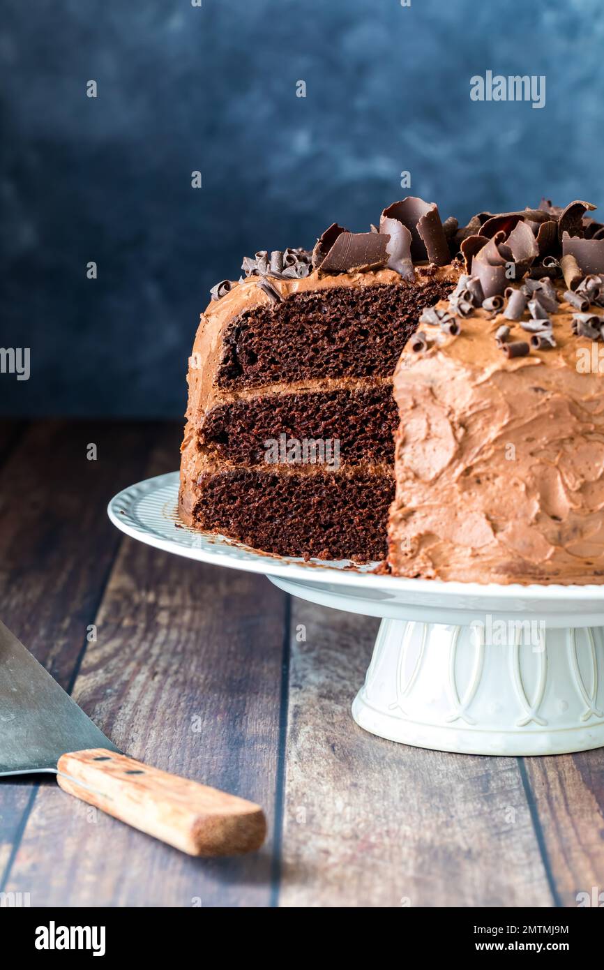 Una tarta de chocolate decadente de tres capas con bajo contenido de azúcar  con una rebanada eliminada Fotografía de stock - Alamy
