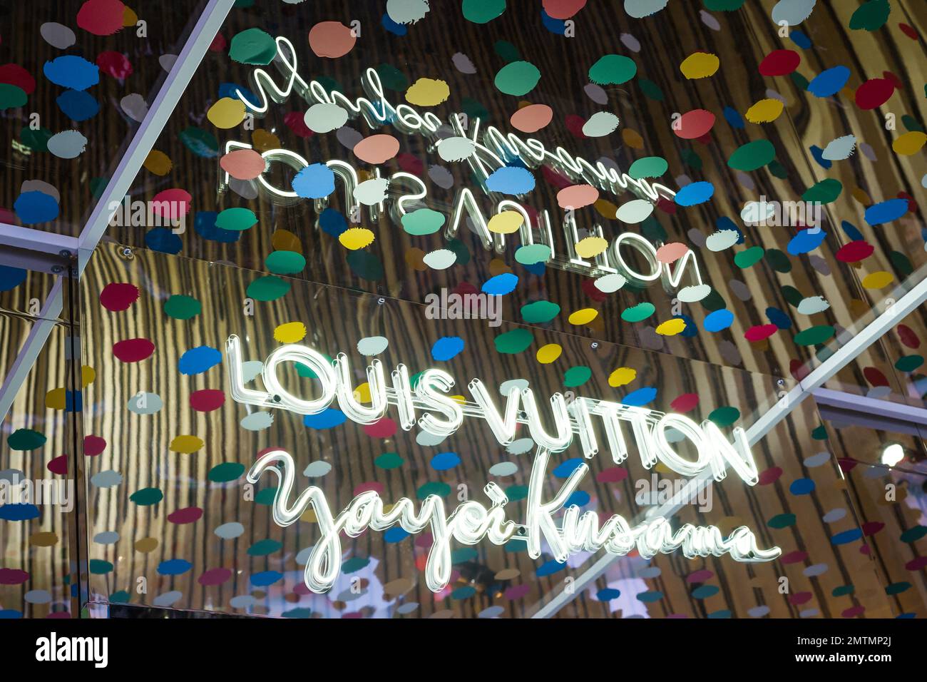 Un bolso Yayoi Kusama en la tienda, Louis Vuitton Maison Champs Elysees. Francia, París el 24 de enero de 2023. Foto de Patricia Huchot-Boissier/ABACAPRESS.COM Foto de stock