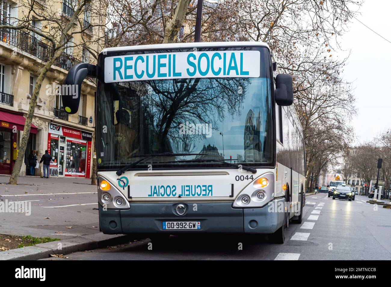 Un autobús 'Recueil Social', dando la bienvenida a la gente de la calle para el café y la calidez. París el 23 de enero de 2023. Foto de Patricia Huchot-Boissier/ABACAPRESS.COM Foto de stock