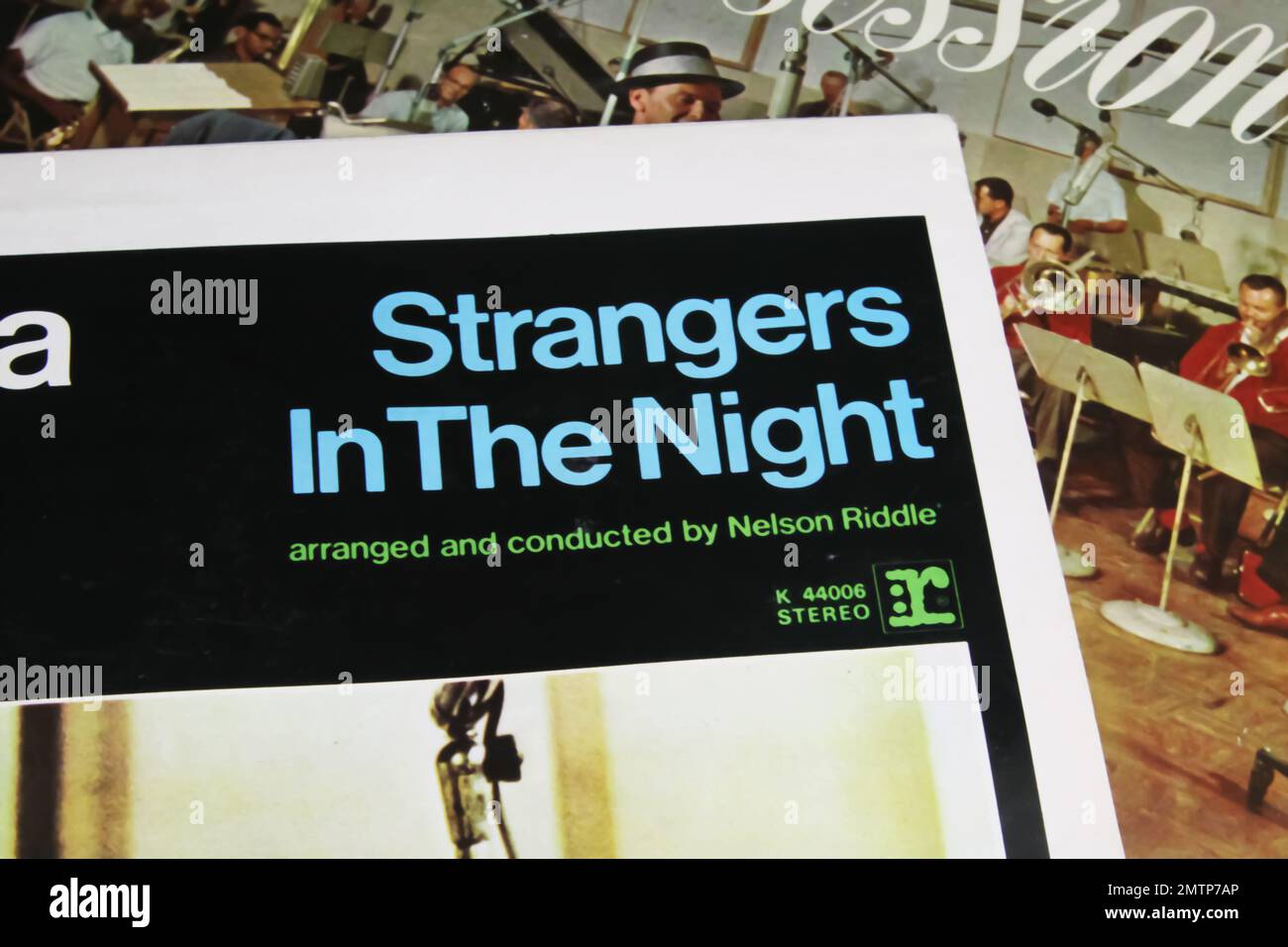 Viersen, Alemania - 8. Junio 2022: Primer plano del álbum de vinilo Strangers in the night de Frank Sinatra, lanzado en 1966 Foto de stock