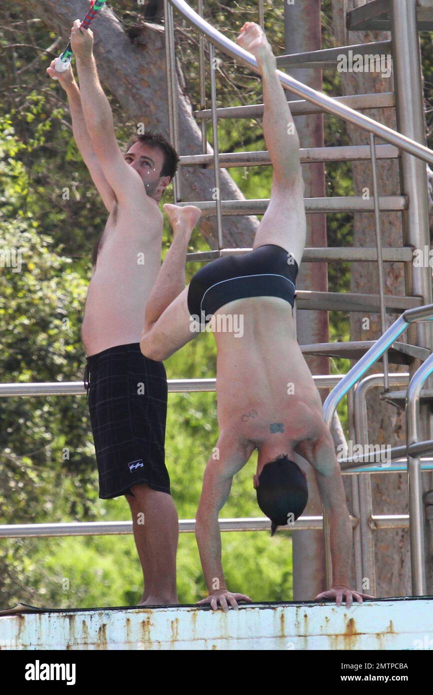 Drake Bell practica sus inmersiones para Splash. Los Ángeles, CA. 27th de  marzo de 2013 Fotografía de stock - Alamy