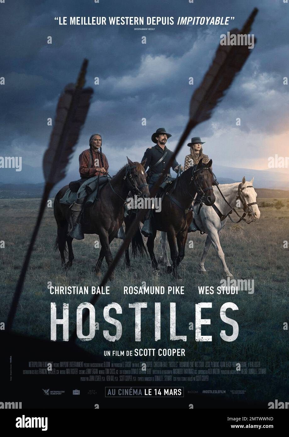 Hostiles Año: 2017 Director: Scott Cooper Wes Studi, Christian Bale, Rosamund Pike, cartel francés Foto de stock