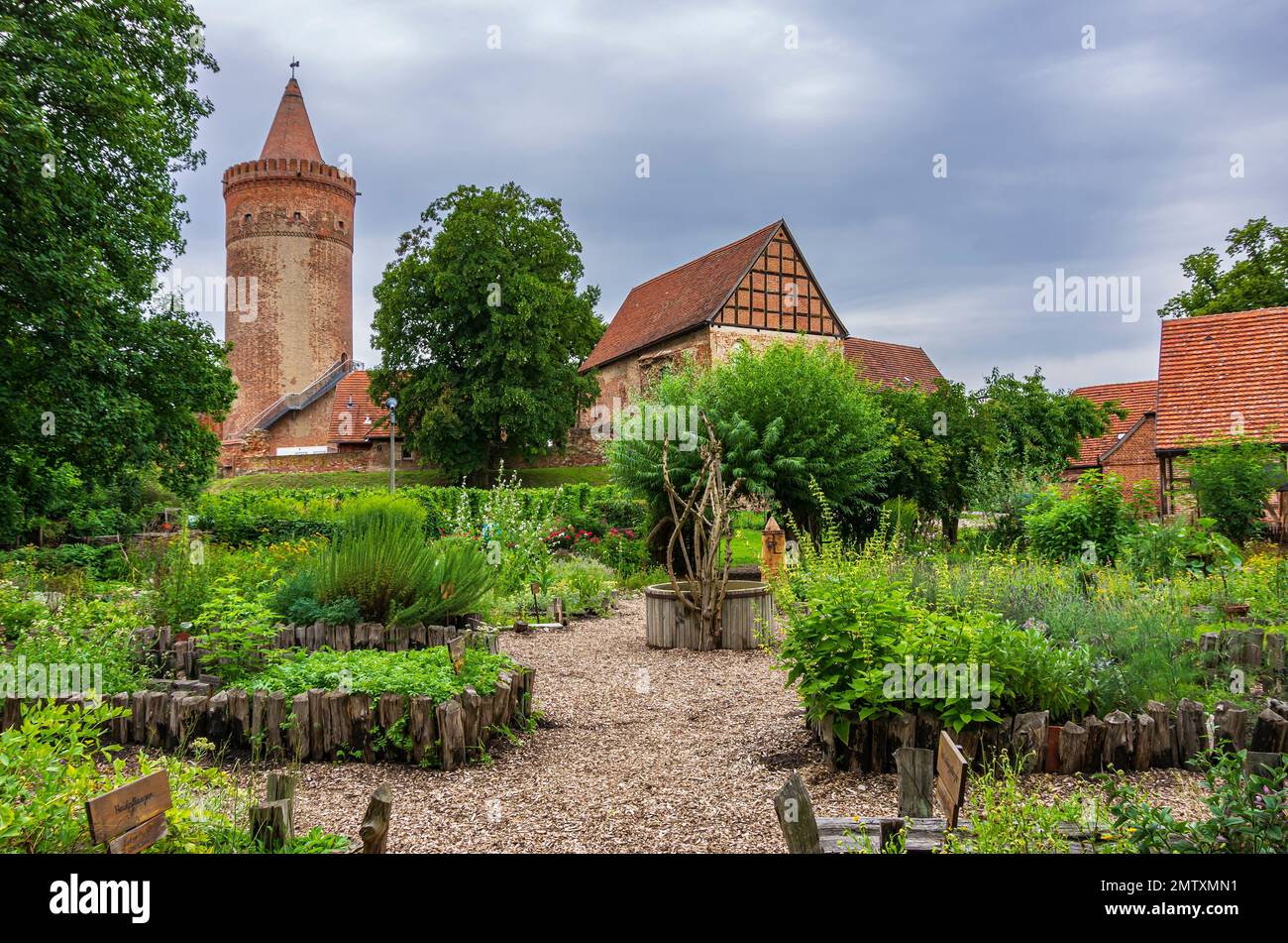 Jardín de hierbas y edificios del castillo de Stargard, un castillo medieval del siglo 12th en la cima de una colina, en Burg Stargard, Mecklemburgo-Pomerania Occidental, Alemania. Foto de stock