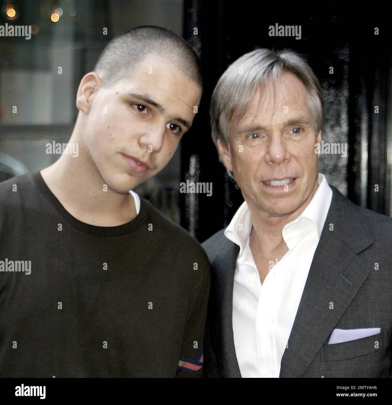 Tommy Hilfiger y su hijo Rich, co-ceo de Young Rich y Famous Entertainment,  vuelven a un hotel en Soho, Nueva York. 10/4/07. [[faa]] Fotografía de  stock - Alamy