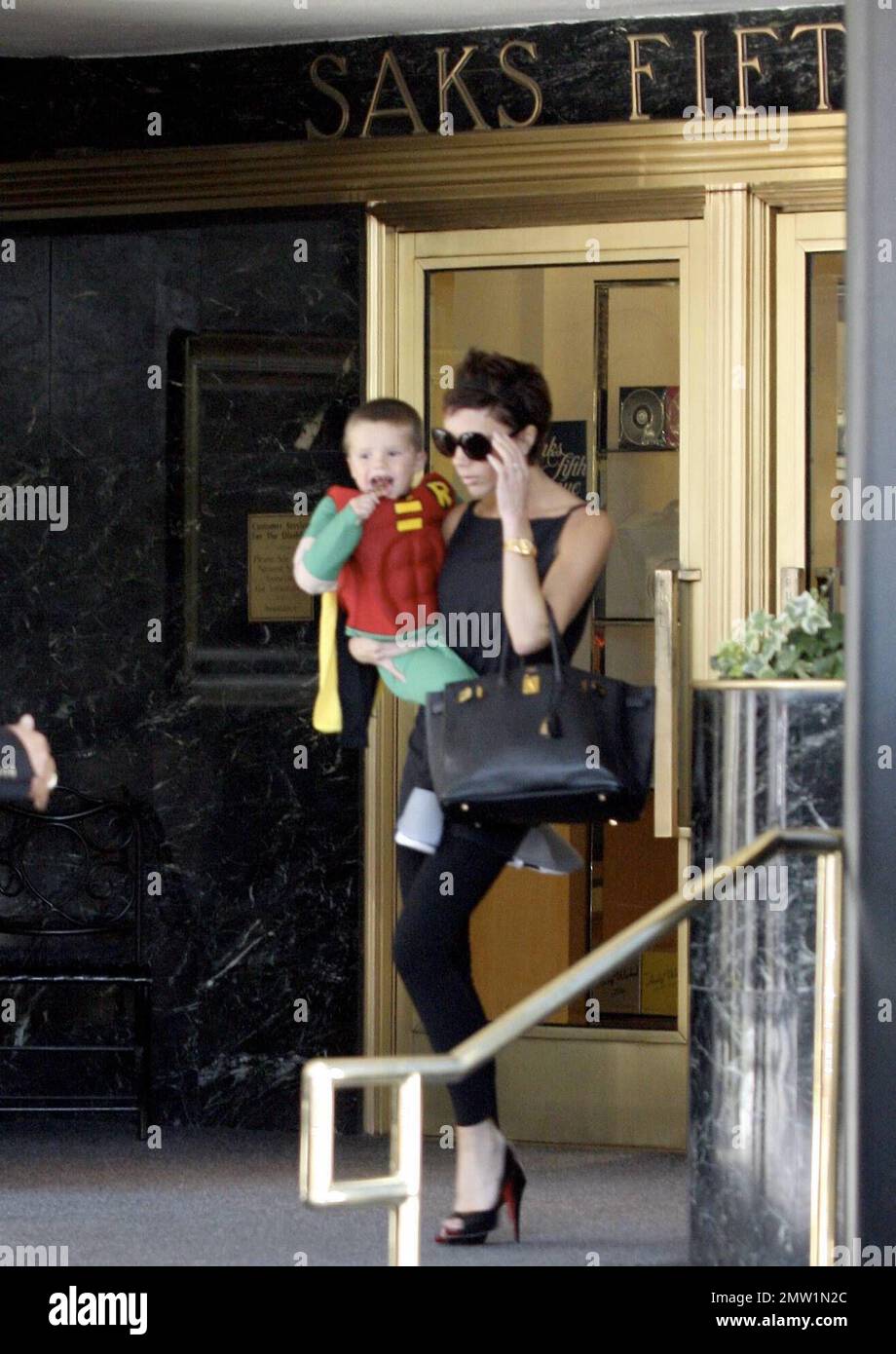 Victoria Beckham llevó a su hijo, Romeo, a un viaje de compras a la Quinta  Avenida Saks hoy. Romeo, se preparó para ser un compañero de compras  disfrazándose de Robin basado en
