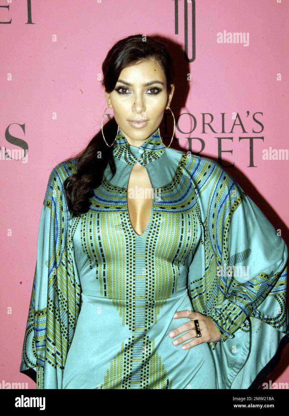 Kim Kardashian asiste al desfile de moda Victoria's Secret durante la gran  reapertura del Fontainebleau Resort. Miami Beach, FL. 11/15/08 Fotografía  de stock - Alamy