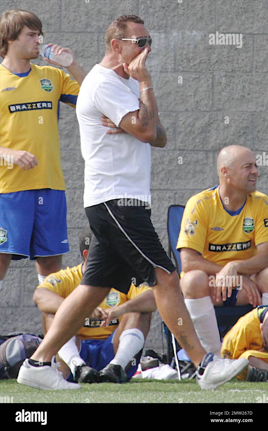 ¡EXCLUSIVO! Vinnie Jones da a su Hollywood AllStar Football Club una charla de ánimo antes del