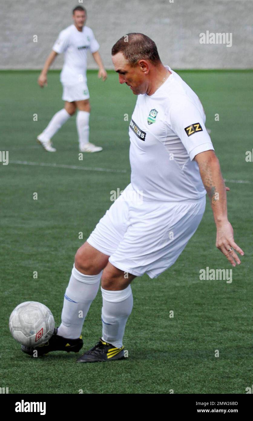 El ex futbolista profesional y actor Vinnie Jones, de 46 años, disfruta de su domingo en un