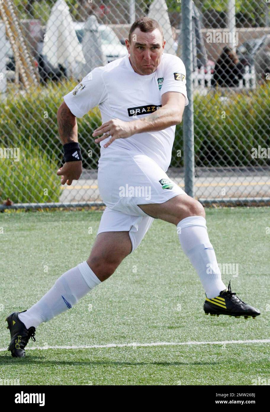 El ex futbolista profesional y actor Vinnie Jones, de 46 años, disfruta de su domingo en un