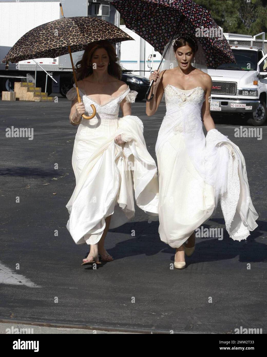 Teri Hatcher se pone un vestido de novia para filmar una escena para las  amas de casa desesperadas. También en el set estuvieron Eva Longoria,  Marcia Cross, Felicty Huffman, Kyle McLaughlin, Doug