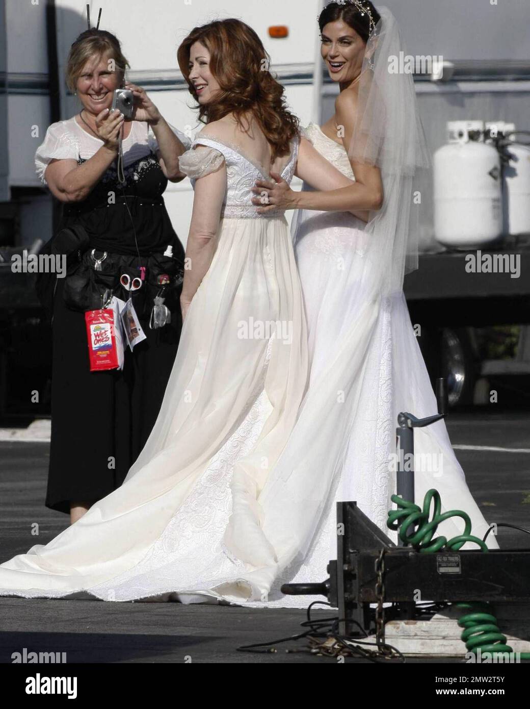 Teri Hatcher se pone un vestido de novia para filmar una escena para las amas de casa desesperadas. También en el set estuvieron Eva Longoria, Marcia Cross, Felicty Huffman, Kyle McLaughlin, Doug Teri Hatcher se pone un vestido de novia para filmar una escena para las amas de casa desesperadas. También en el set estuvieron Eva Longoria, Marcia Cross, Felicty Huffman, Kyle McLaughlin, Doug