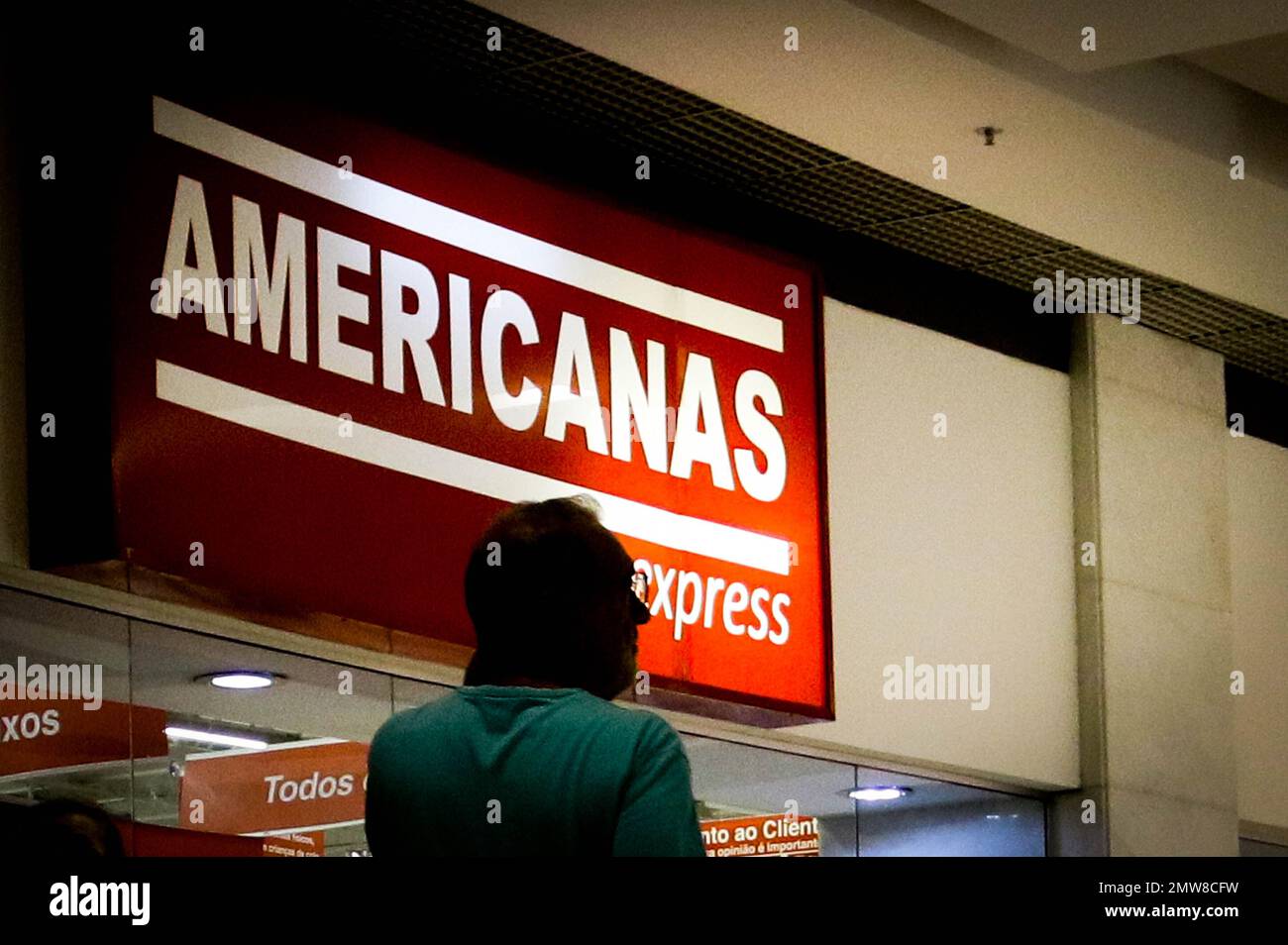 São PAULO, SP - 01.02.2023: AMERICANAS ENCERRA SERVIÇO DE TELEVENDAS - Americanas cierra el servicio de televentas, debido a la crisis que la compañía viene enfrentando en los últimos meses. Los clientes que llaman al número que la cadena de tiendas utiliza para vender sus productos escuchan el mensaje de que el servicio ya no está activo. En la foto, una unidad de Lojas Americanas en un centro comercial en la zona oeste de São Paulo, este miércoles por la tarde (01). (Foto: Aloisio Mauricio/Fotoarena) Foto de stock