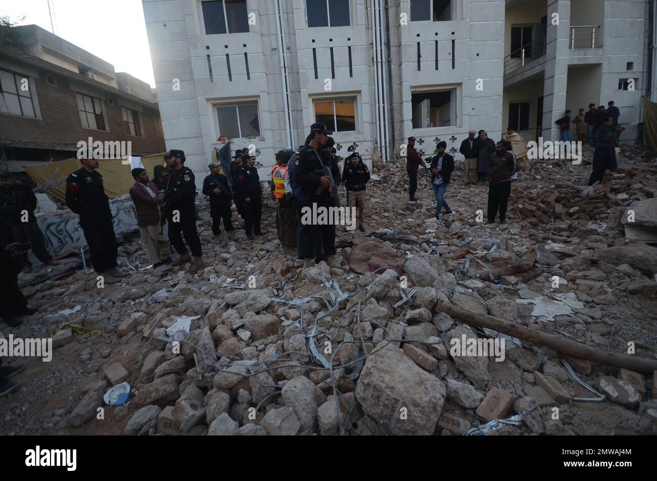 (1/31/2023) Personas visitan el lugar del atentado suicida del lunes