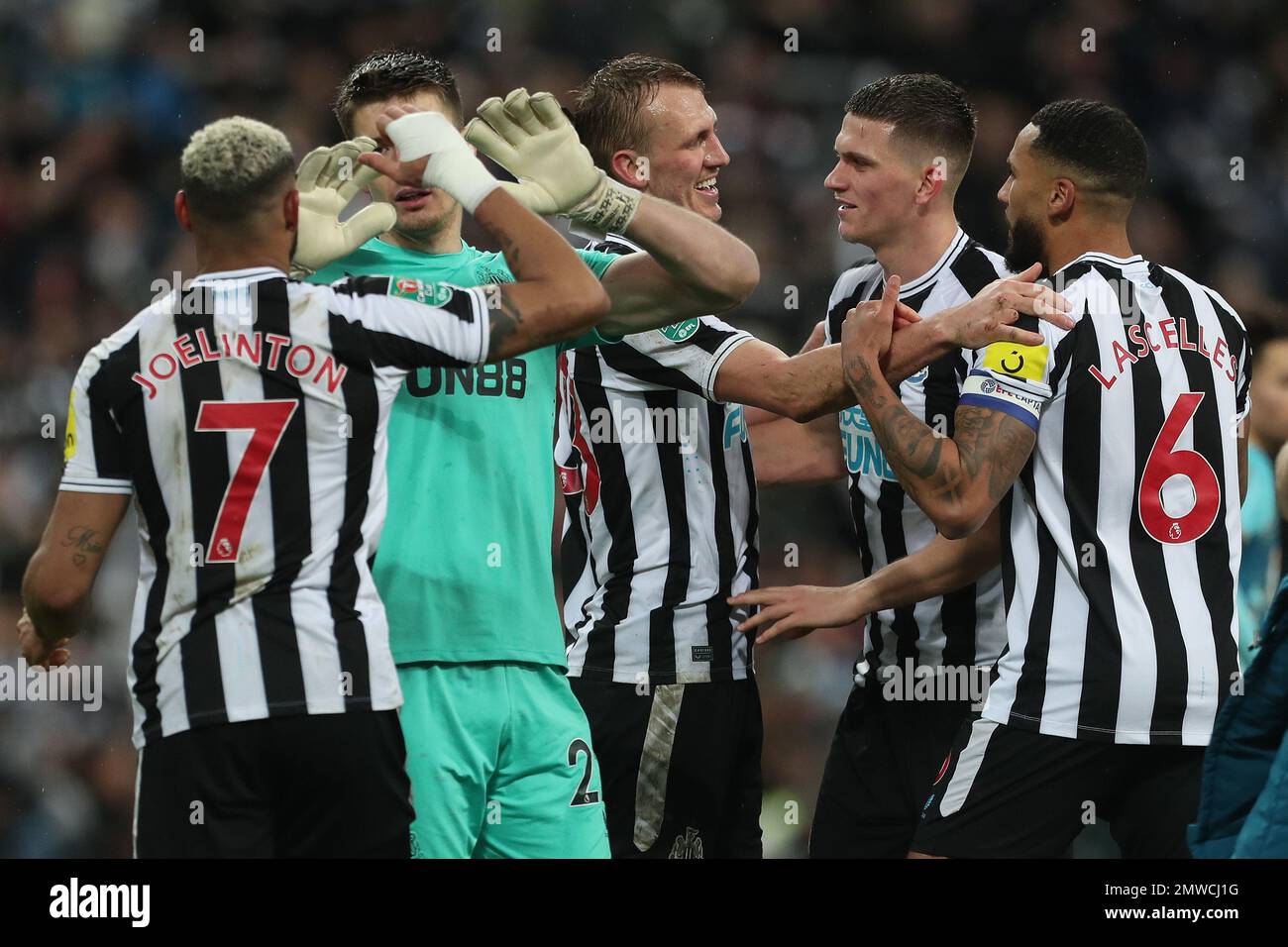Los jugadores del Newcastle United celebran después de su victoria en el partido de semifinal de la Copa Carabao 2ng Leg entre el Newcastle United y el Southampton en St James's Park, Newcastle el martes 31st de enero de 2023. (Crédito: Mark Fletcher | MI News) Crédito: MI News & Sport /Alamy Live News Foto de stock