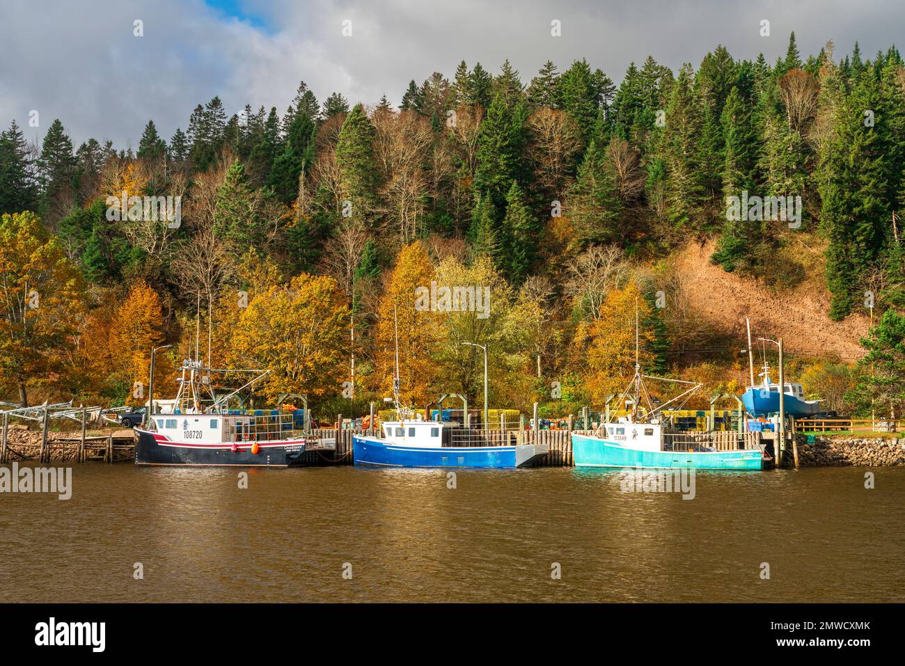 Barcos de pesca con follaje de otoño en St. Martins, New Brunswick, Canadá. Foto de stock
