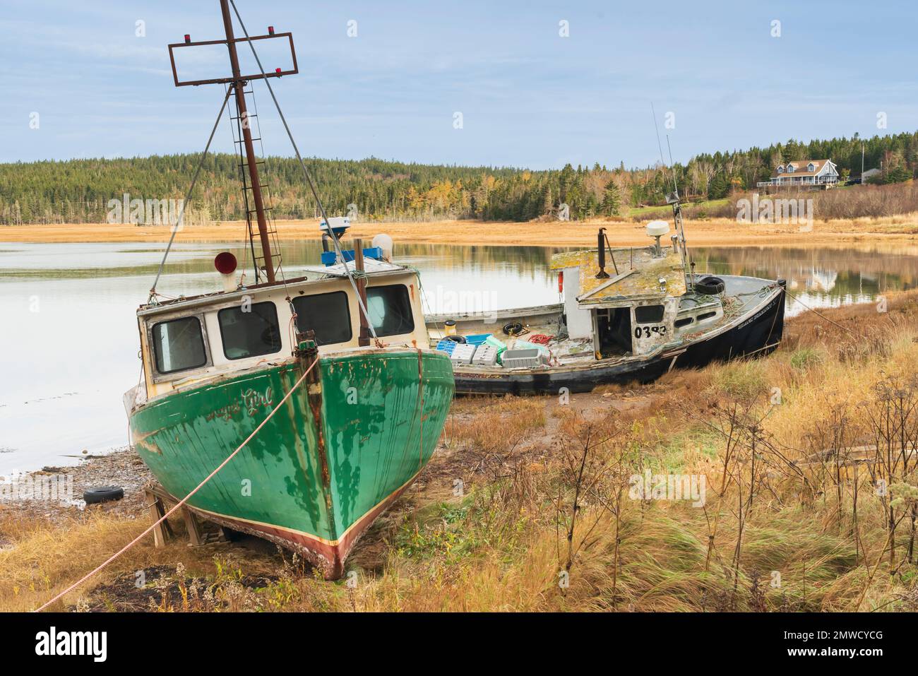 Coloridos barcos de pesca en Dipper Harbour, New Brunswick, Canadá. Foto de stock
