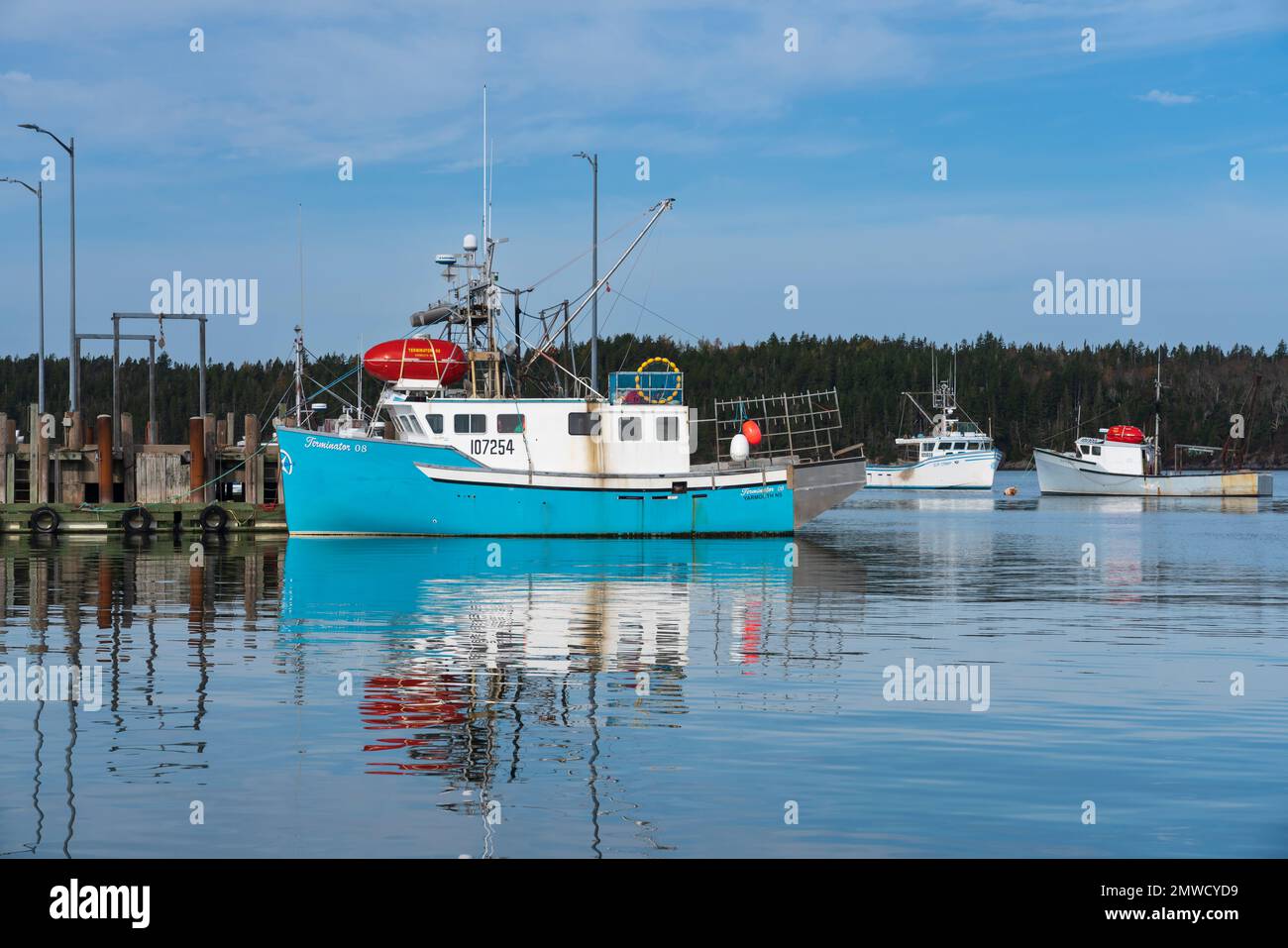 Coloridos barcos de pesca en Dipper Harbour, New Brunswick, Canadá. Foto de stock