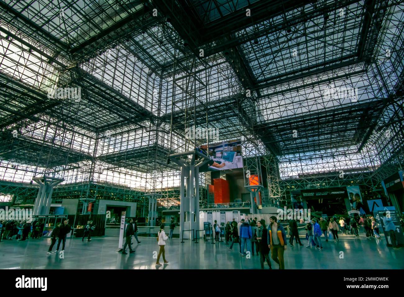 Nueva York, NY - EE.UU. - 28 de enero de 2023 Vista interior horizontal de las personas que asisten a una feria comercial en el icónico Centro de Convenciones Jacob K. Javits. Foto de stock