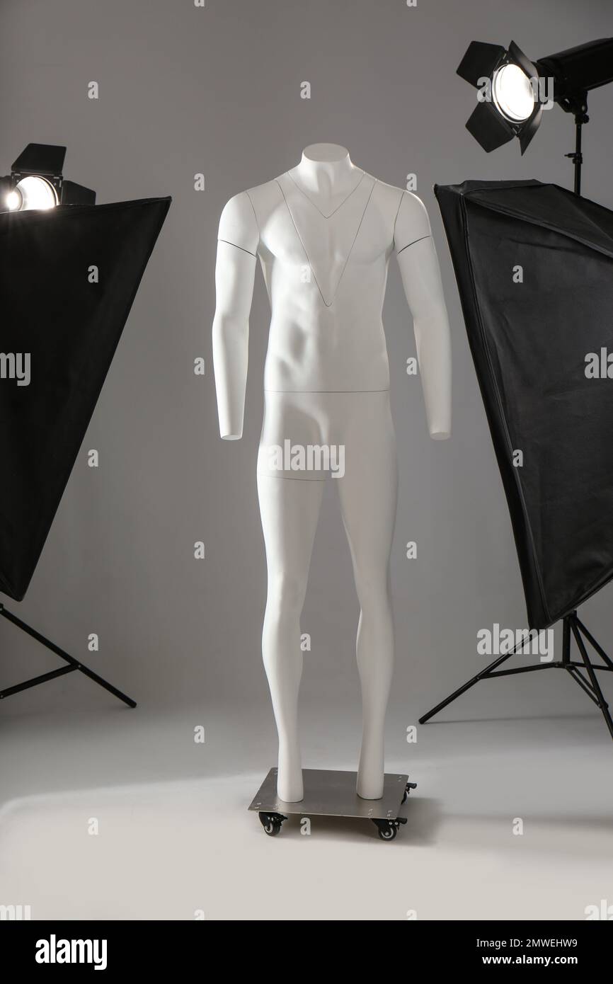 Maniquí fantasma y equipo de iluminación profesional en estudio fotográfico  moderno Fotografía de stock - Alamy