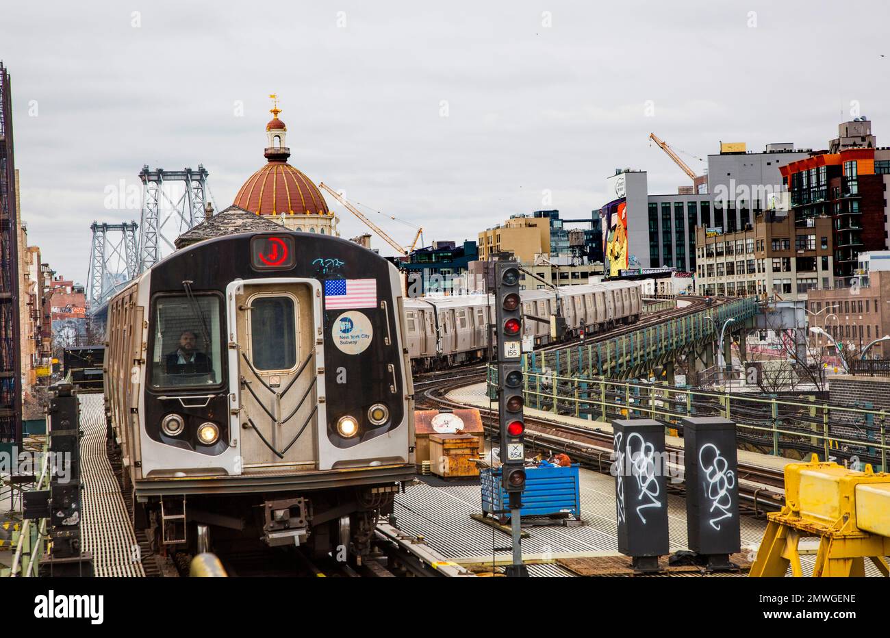 El tren de metro llega a la estación de metro elevada de Marcy Street