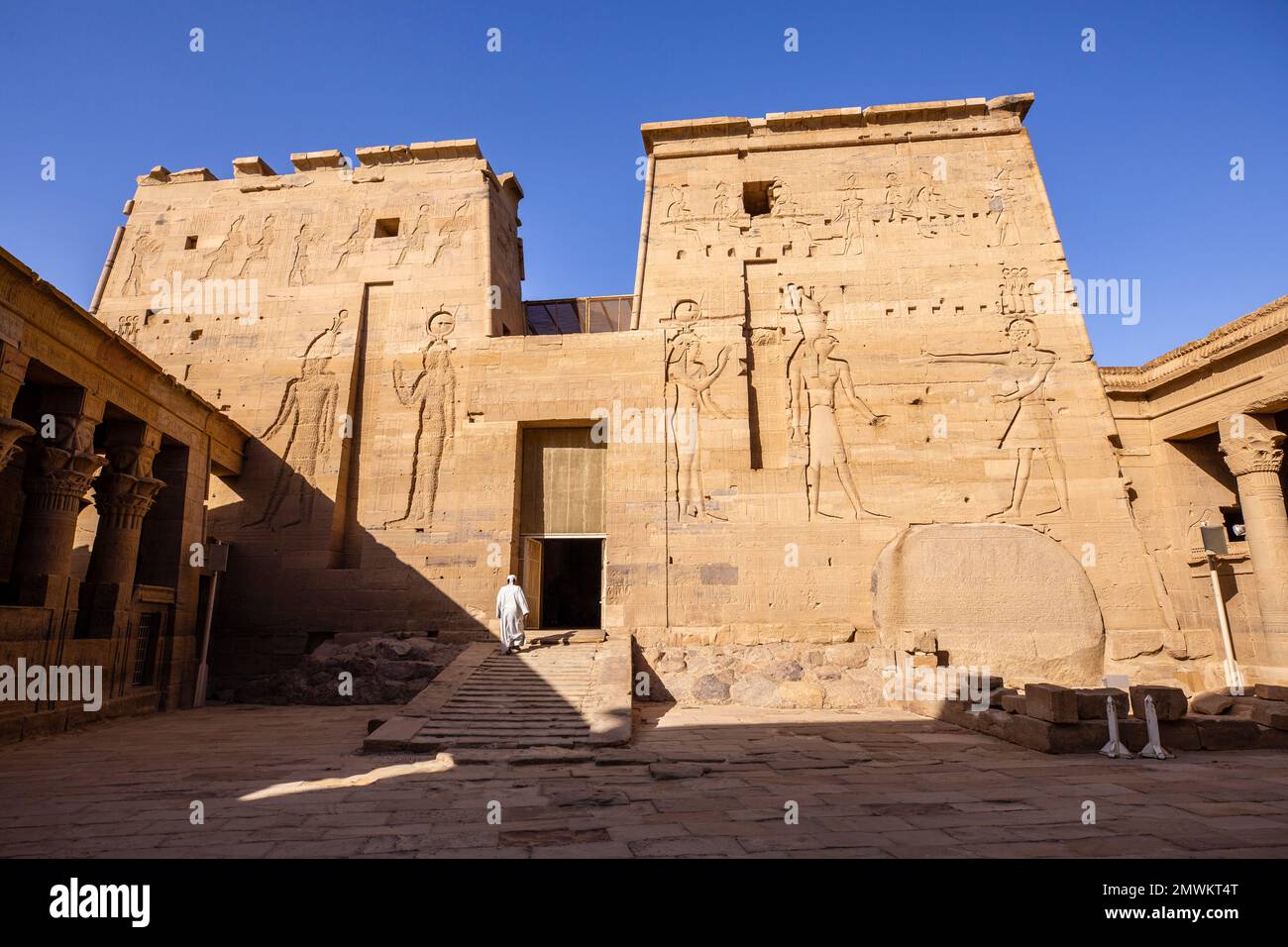 Puesta de sol en el templo de Isis en la isla de Philae, Asuán, Egipto Foto de stock