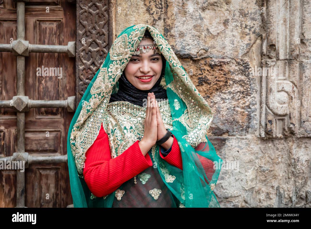 Chica egipcia en traje tradicional en la calle El-Moez y el bazar Khan Khalili, El Cairo Viejo, Egipto Foto de stock