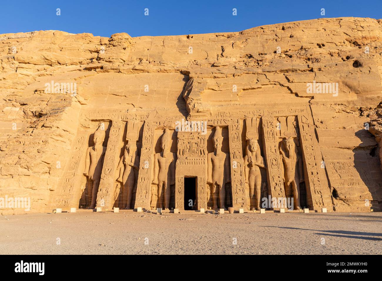 Amanecer en el Templo de Nefertari (Templo Pequeño) en Abu Simbel, Asuán, Egipto Foto de stock