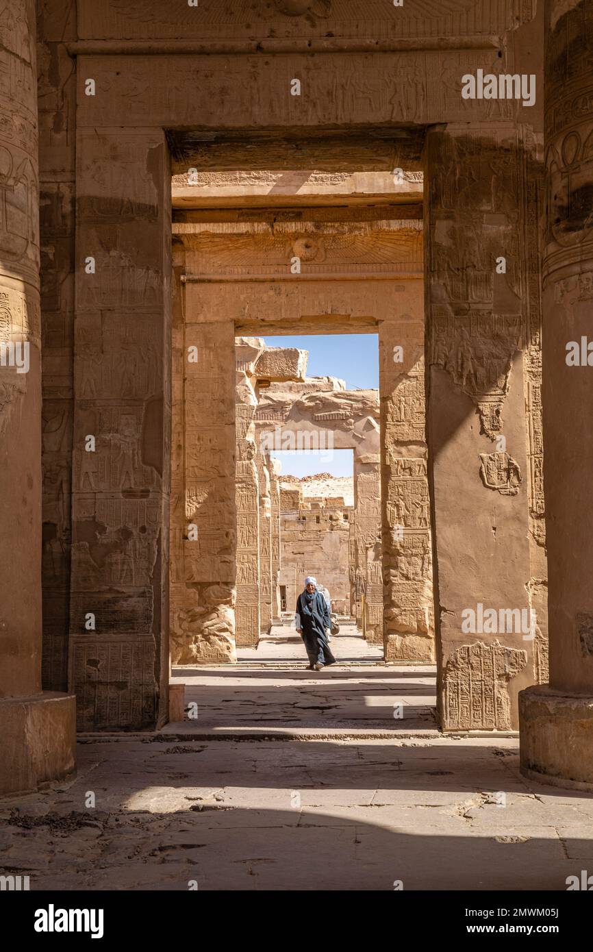 Guardia del templo en el templo de Kom Ombo, Asuán, Egipto Foto de stock