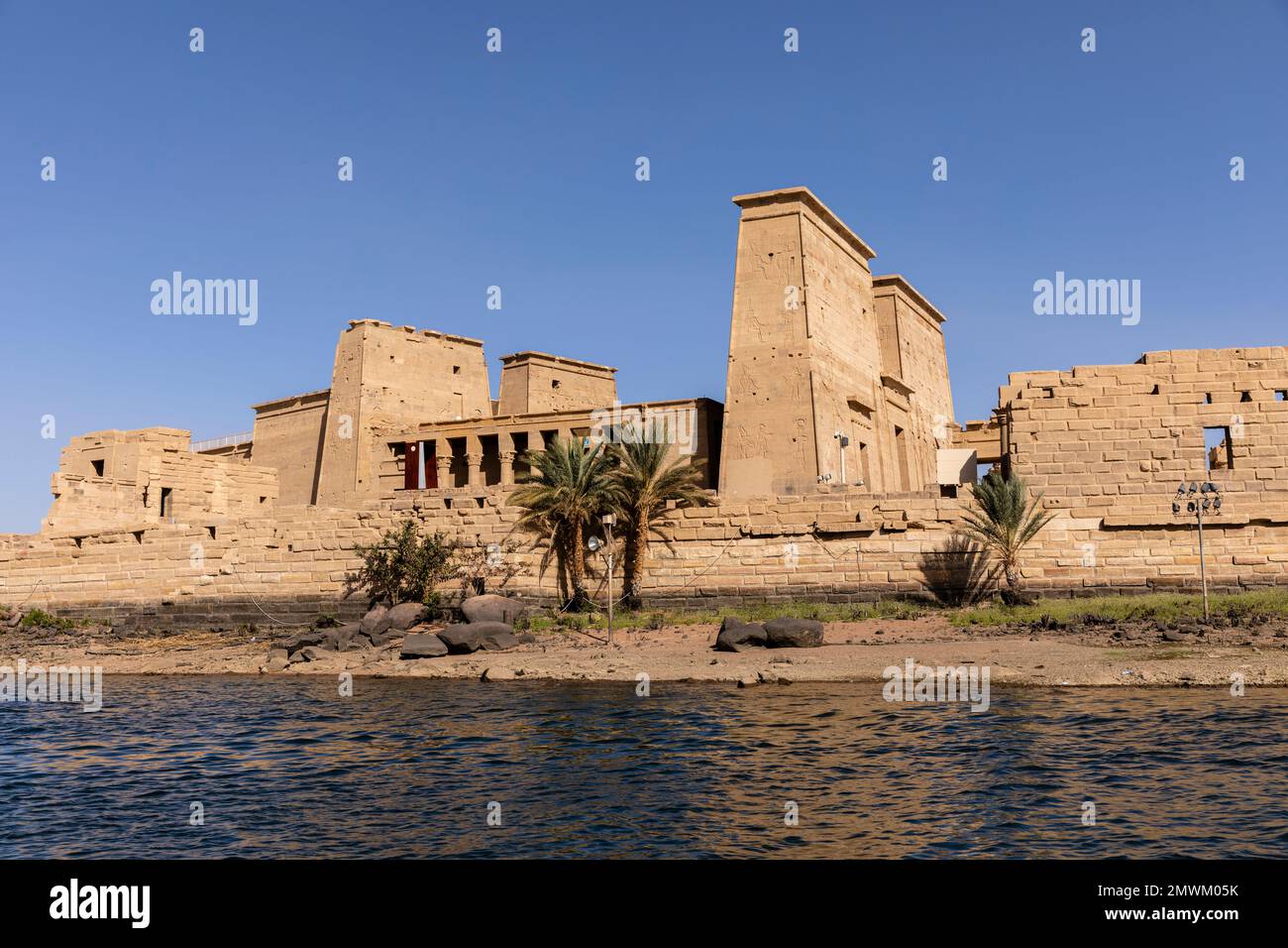 Vista del templo de Philae y el templo de Isis desde el río Nilo, isla de Philae, Asuán, Egipto Foto de stock