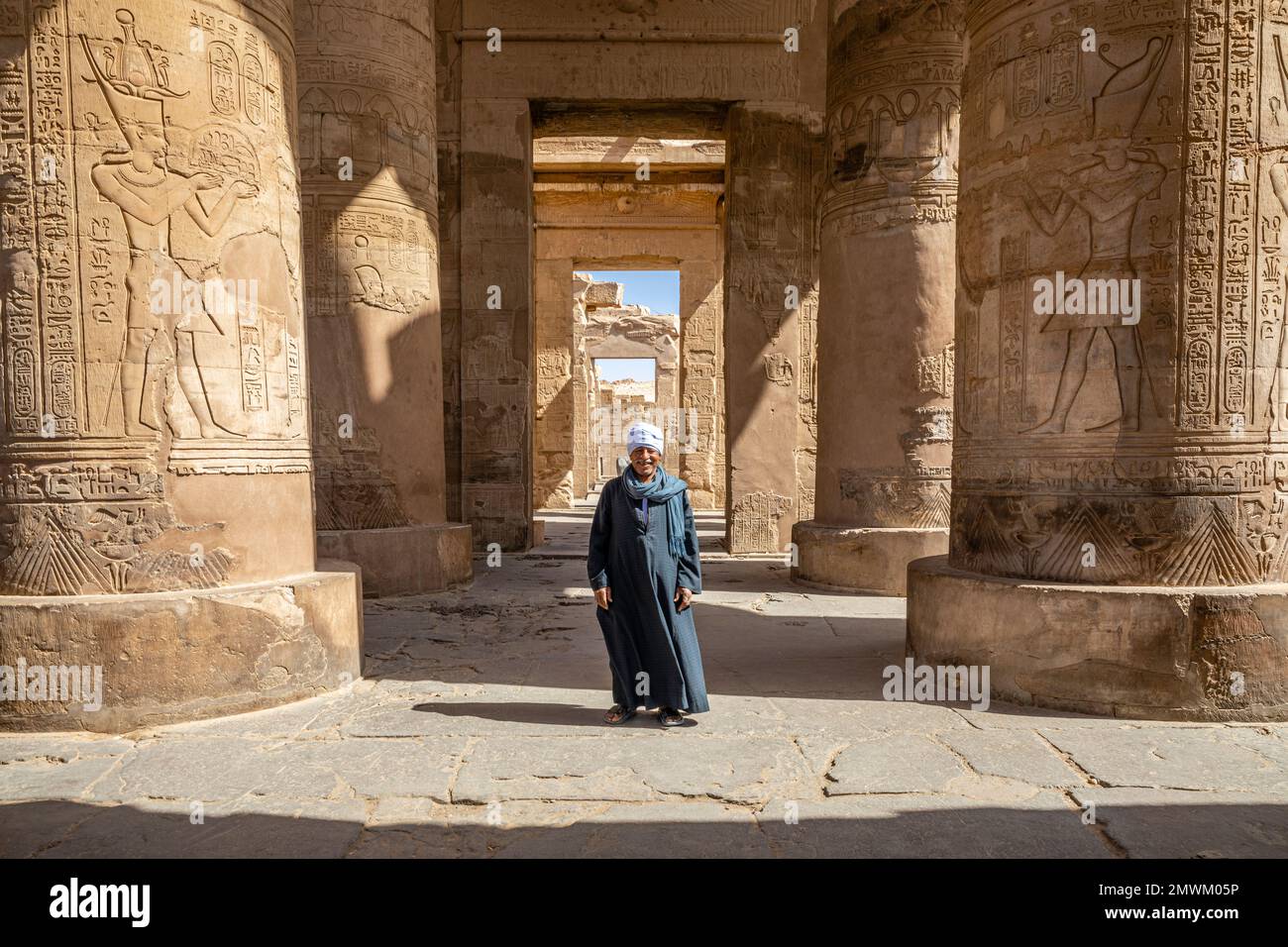 Guardia del templo en el templo de Kom Ombo, Asuán, Egipto Foto de stock