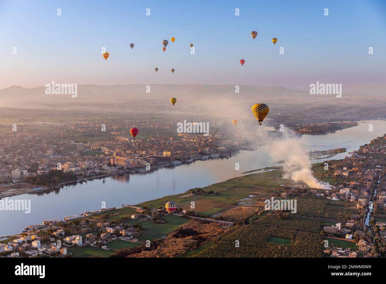 Globos aerostáticos sobre el río Nilo durante el amanecer en Luxor, Egipto Foto de stock