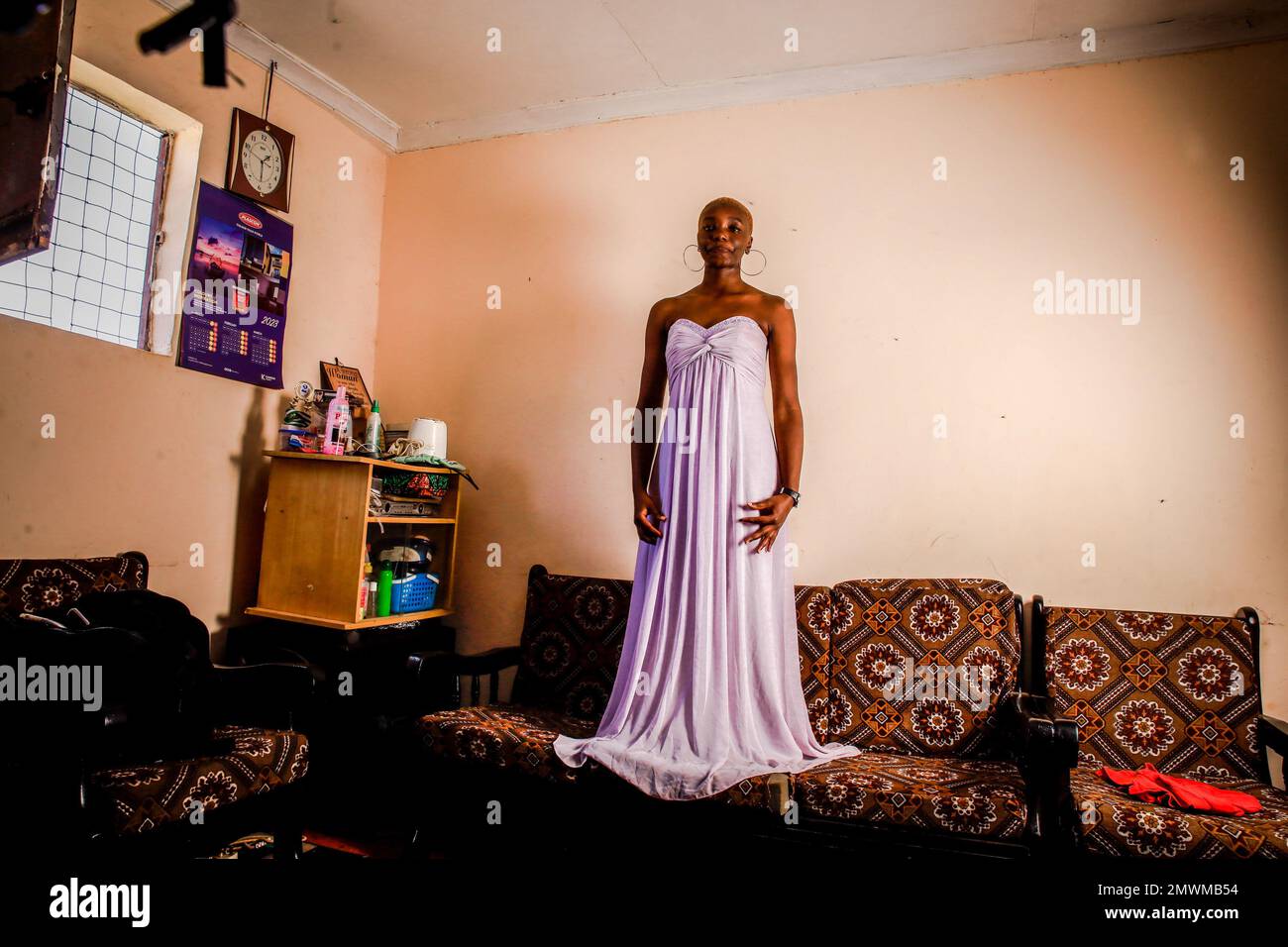 La modelo Risper Atieno de 23 años posa durante un proyecto fotográfico  Jóvenes en sus habitaciones en el barrio de Kibera. Los jóvenes kenianos  son conducidos a la competencia de tener sus