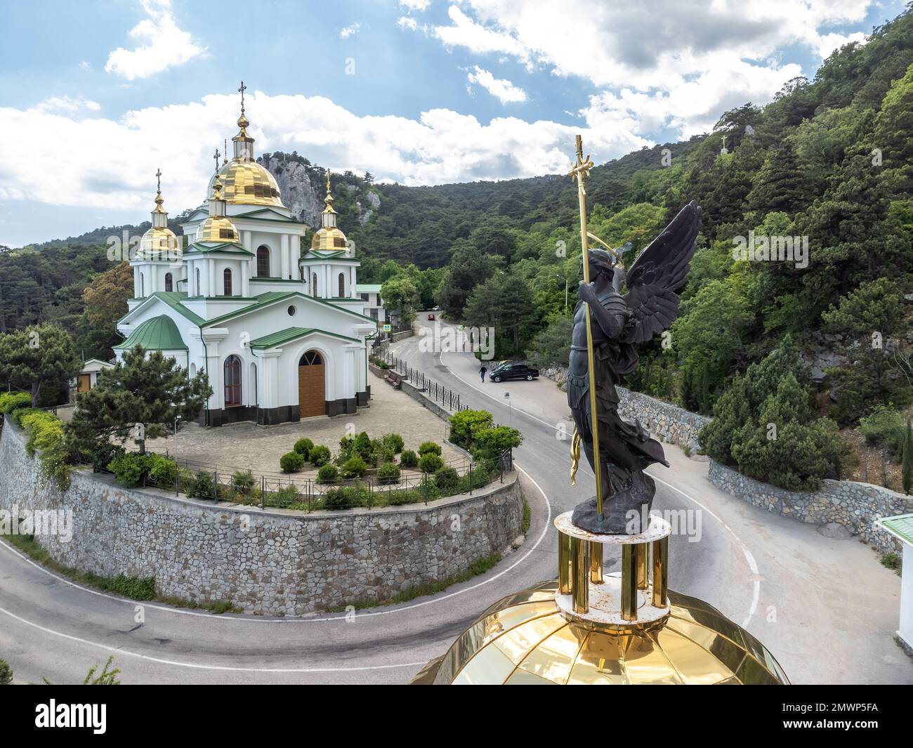 Iglesia cristiana en las montañas sobre el mar. Templo del Santo Arcángel Miguel en Oreanda. La costa sur de Crimea. Vista aérea Fotografía de stock - Alamy Iglesia cristiana en las montañas sobre el mar. Templo del Santo Arcángel Miguel en Oreanda. La costa sur de Crimea. Vista aérea Fotografía de stock - Alamy