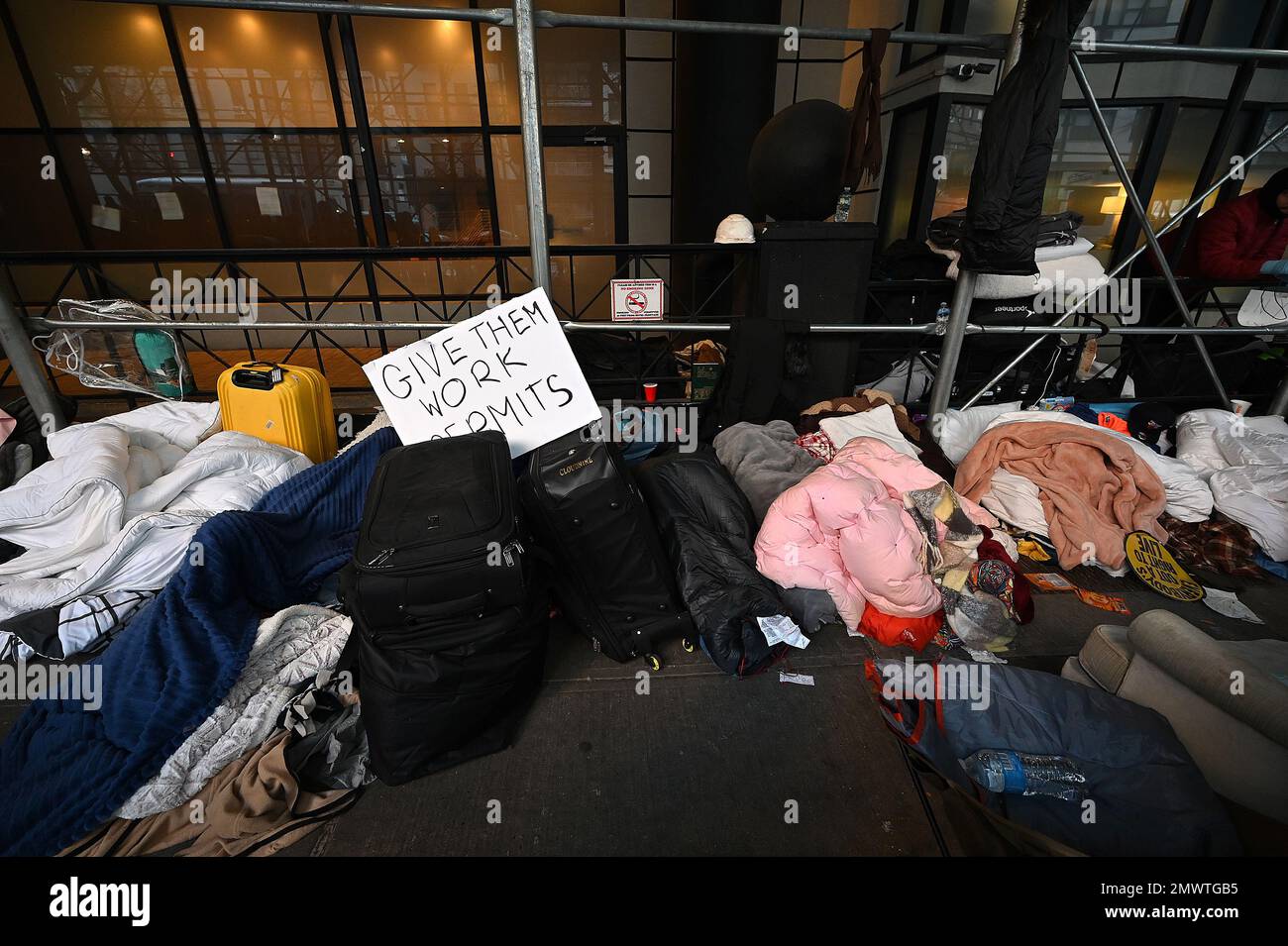 Durmiendo bajo mantas, migrantes recientes a los Estados Unidos en busca de  asilo visto fuera del Hotel Watson, Nueva York, NY, 1 de febrero de 2023.  La Ciudad ha pedido a hombres