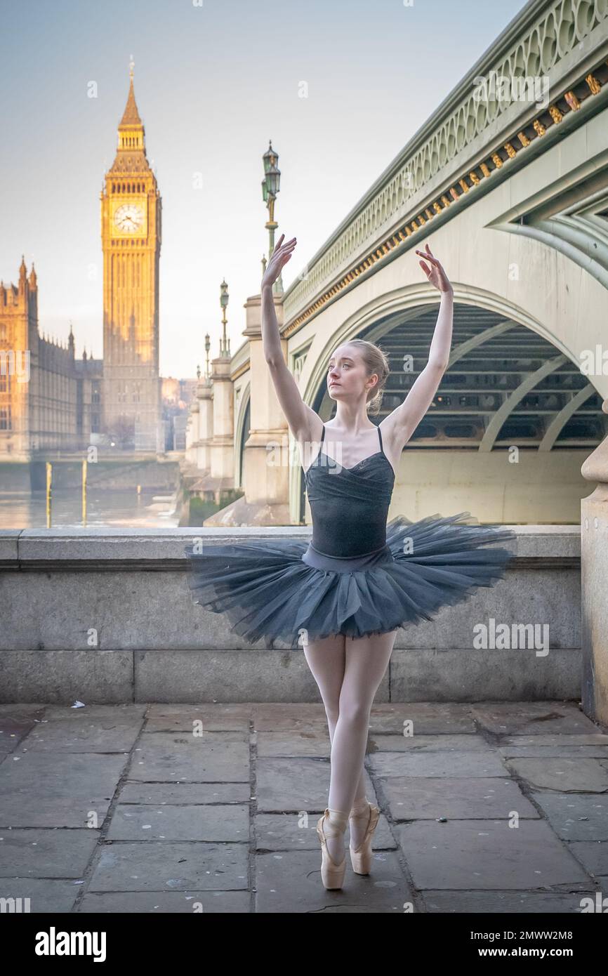 Londres, Reino Unido. 2nd de febrero de 2023. Día Mundial del Tutu: La  bailarina Aoife Doherty actúa en Westminster en el Día Mundial del Tutu  (también llamado Día Internacional del Tutu). Originario