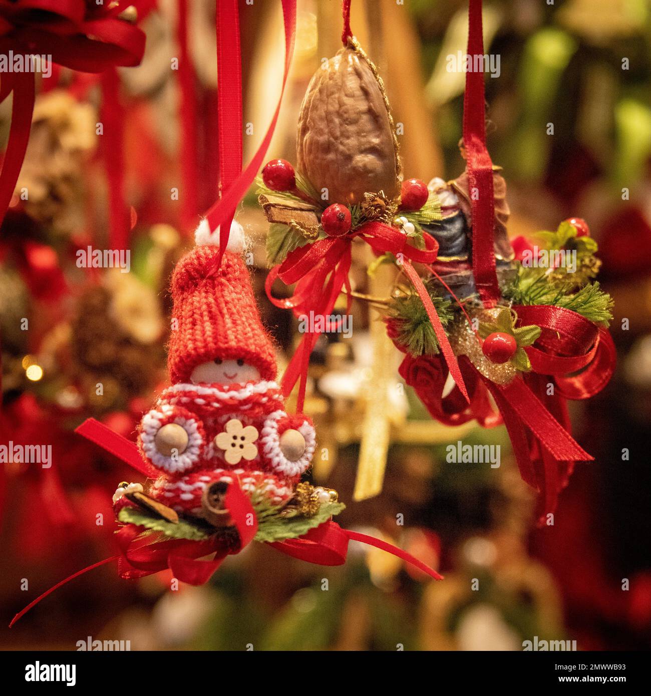 Decoraciones de Navidad en el mercado de Navidad de Munich, Munich, Alemania Foto de stock