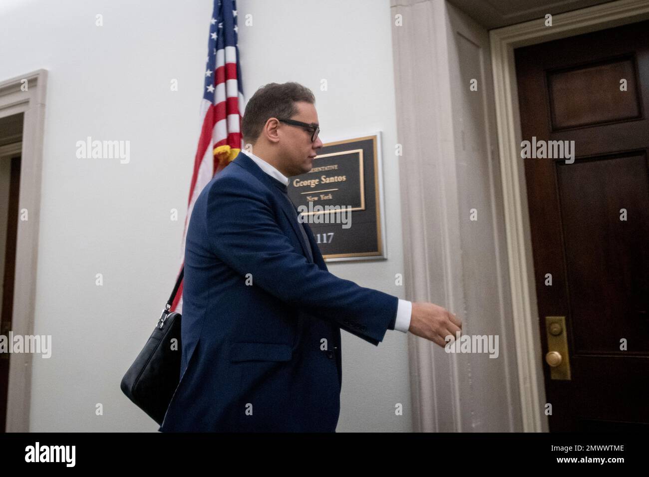 Washington, Estados Unidos de América. 31st de enero de 2023. El  representante estadounidense George Santos (republicano de Nueva York)  llega a su oficina en el edificio de oficinas de la Cámara de