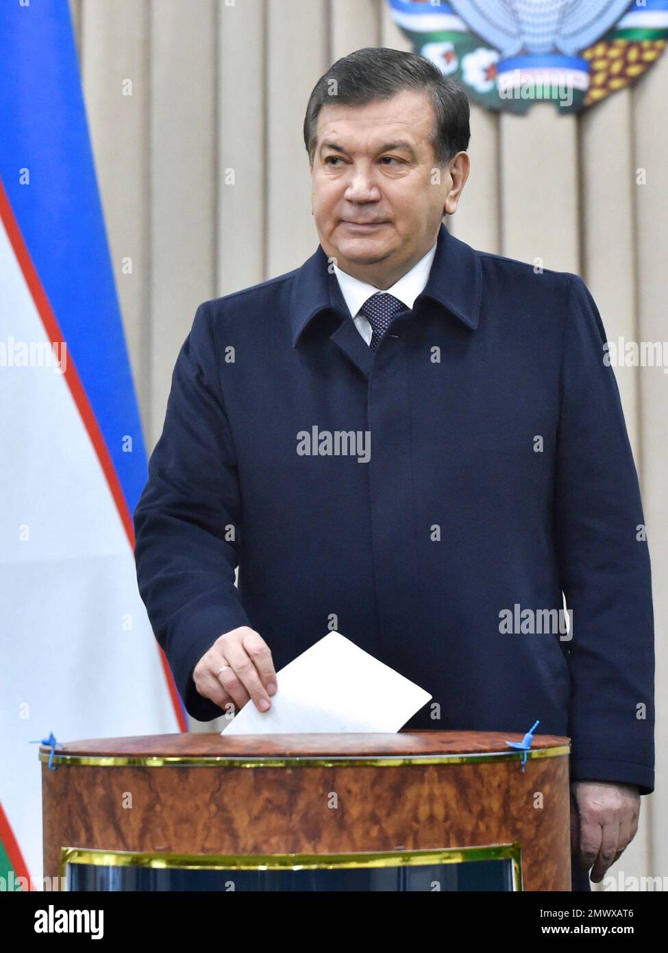 Primer Ministro uzbeko Shavkat Mirziyoyev a la izquierda del saludo de su  homólogo ruso Mikhail Fradkov a su llegada Fotografía de stock - Alamy