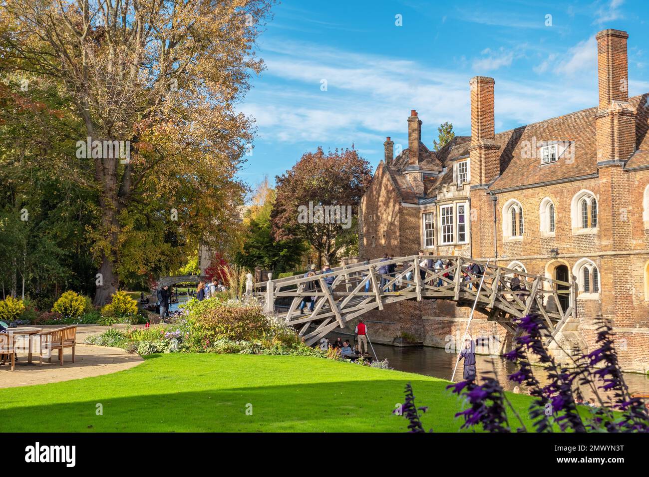 Los estudiantes caminan a lo largo del puente matemático sobre el río Cam. Cambridge, Inglaterra Foto de stock