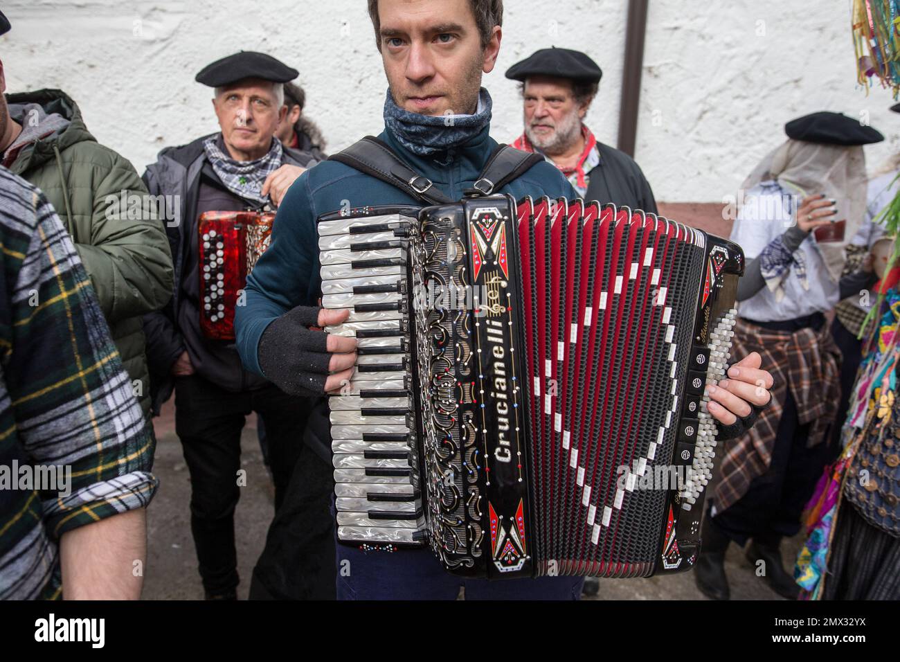 Un músico hace sonar su acordeón cuando el 'Joaldunak' pasa por el pueblo  de Ituren. Cada año, el lunes y el martes siguiente al último domingo de  enero, se celebra uno de