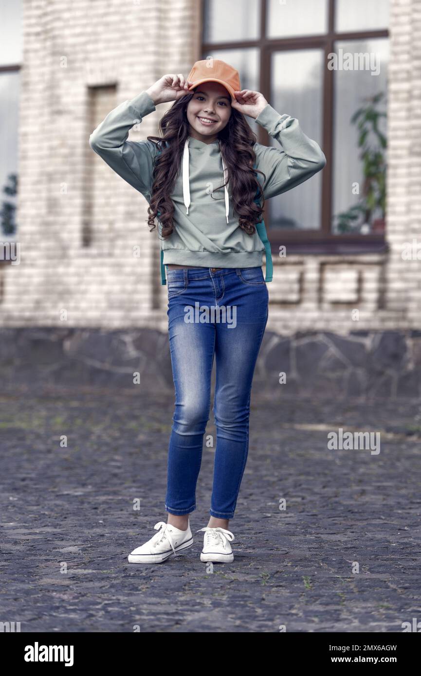 Happy girl fija elegante gorra con look de moda con ropa informal en  exteriores urbanos, hipster Fotografía de stock - Alamy