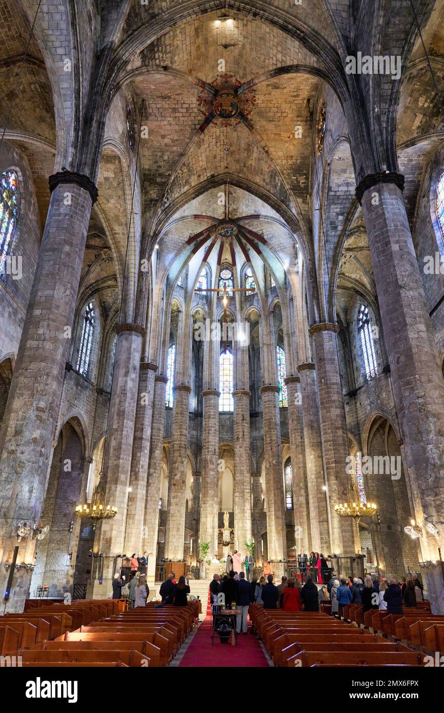 Interior de la Basílica de Santa Maria del Mar, El Born, Barcelona, Cataluña, España. La Basílica de Santa María del Mar es una iglesia de estilo gótico Foto de stock