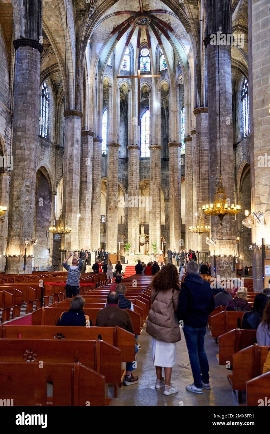 Basílica de Santa Maria del Mar, El Born, Barcelona, Cataluña, España. La Basílica de Santa María del Mar es una iglesia de estilo gótico en el Born Foto de stock