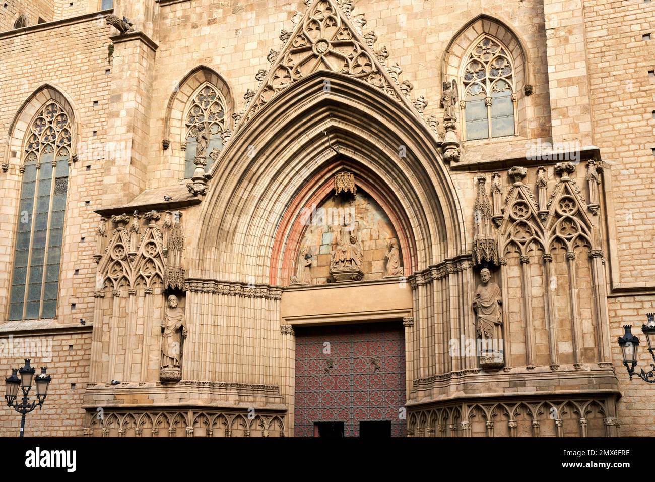 Basílica de Santa Maria del Mar, El Born, Barcelona, Cataluña, España. La Basílica de Santa María del Mar es una iglesia de estilo gótico en el Born Foto de stock