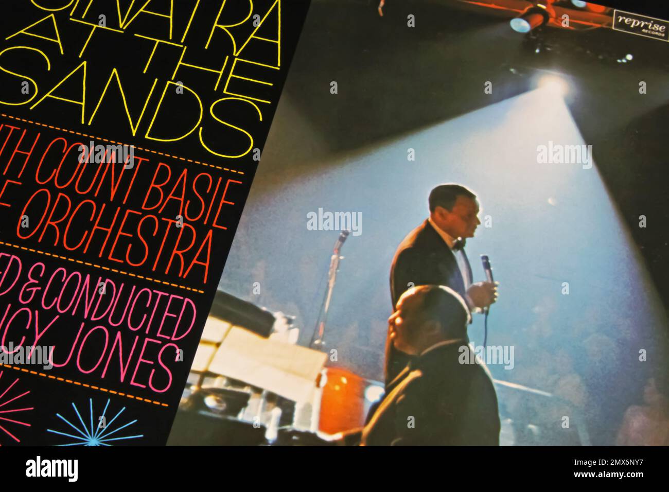 Viersen, Alemania - 8. Junio 2022: Primer plano del álbum de vinilo Sinatra en las arenas con la orquesta de Conde Basie 1966 Foto de stock
