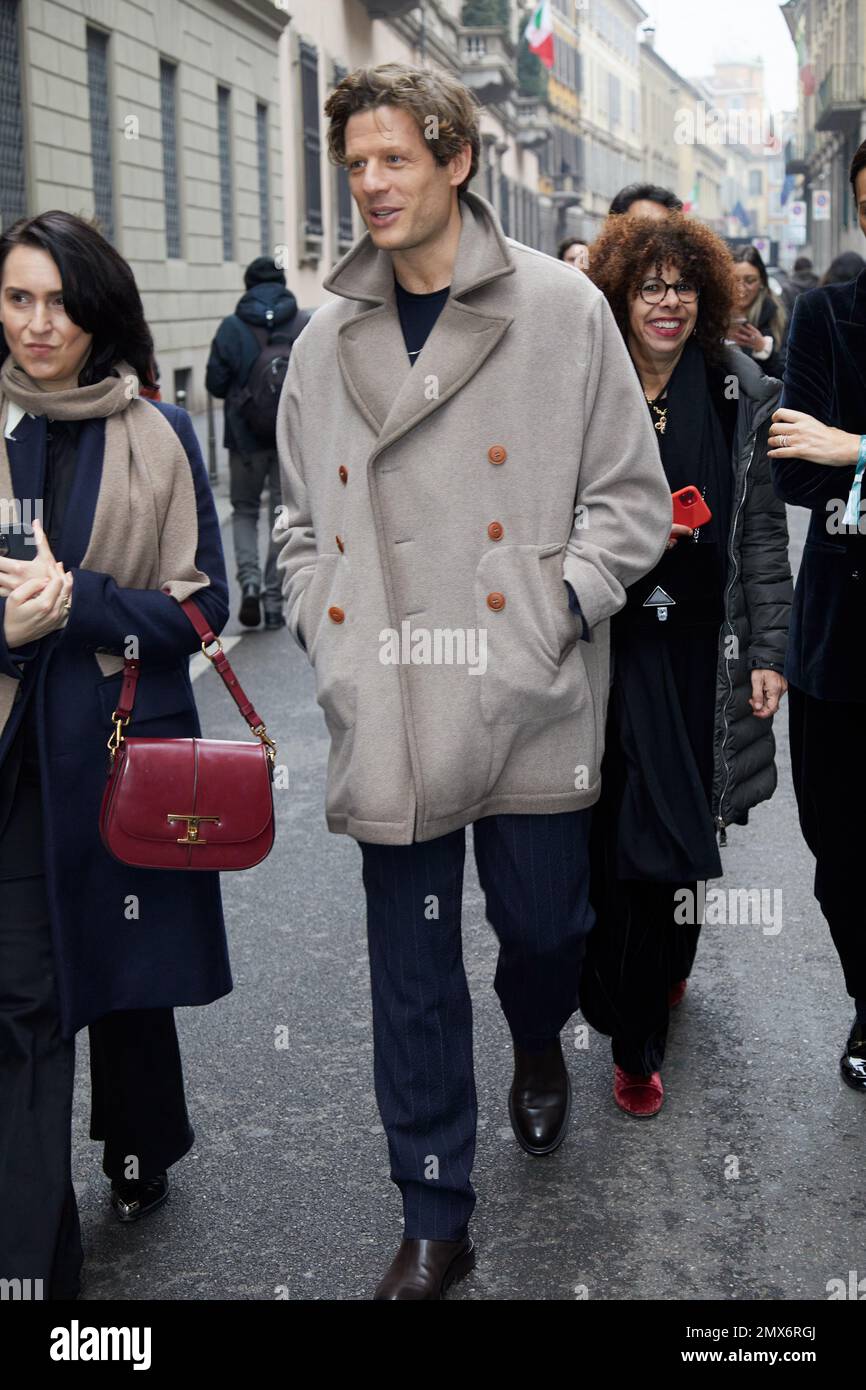 MILÁN, ITALIA - 16 DE ENERO de 2023: James Norton antes del desfile de Giorgio Armani, estilo callejero de la Semana de la Moda de Milán Foto de stock