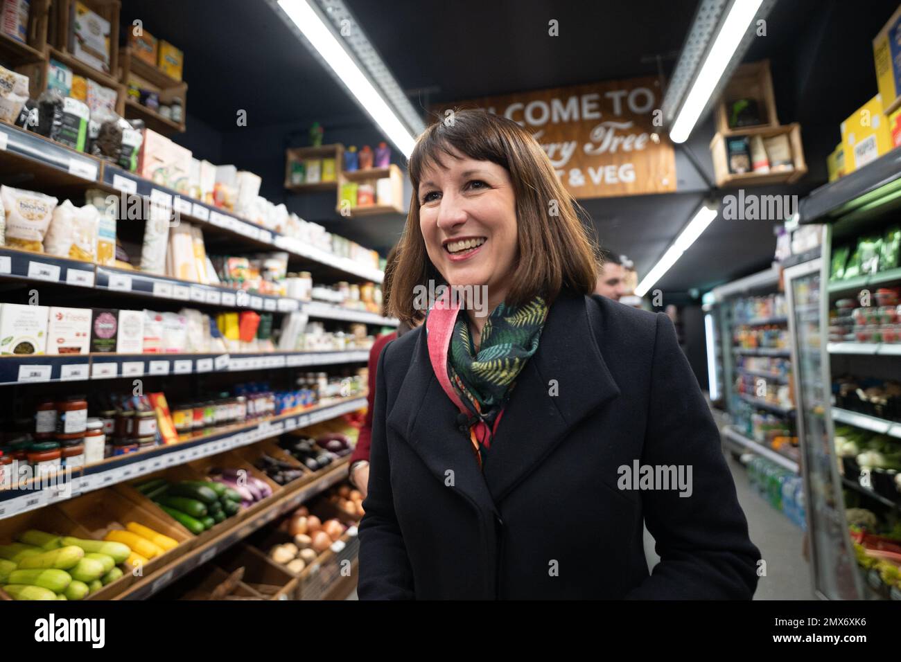 La canciller de la sombra Rachel Reeves en East Finchley, al norte de Londres, donde visitó negocios locales con la candidata parlamentaria para Finchley y Golders Green, Sarah Sackman, para discutir cómo el aumento de las tasas de interés está afectando a comerciantes, propietarios y compradores. Fecha de la foto: Jueves 2 de febrero de 2023. Foto de stock