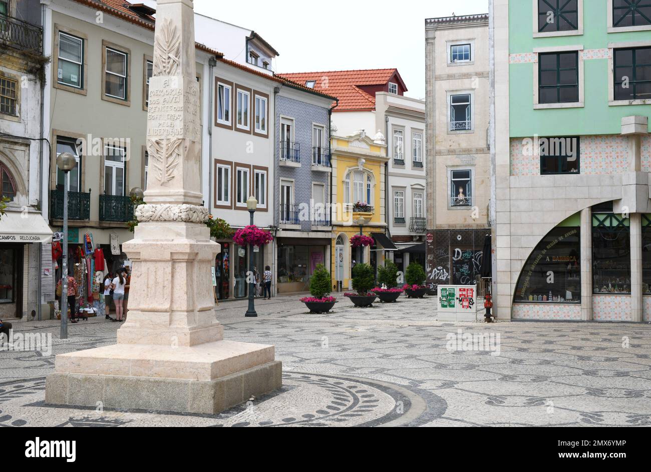 Aveiro, Plaza y calle peatonal. Portugal. Foto de stock