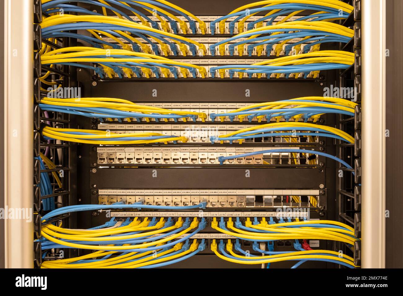 Vista frontal de cables de red ordenados y ordenados, RJ45, conectados a  los conmutadores y enrutadores montados en el bastidor en el centro de  datos, red Fotografía de stock - Alamy