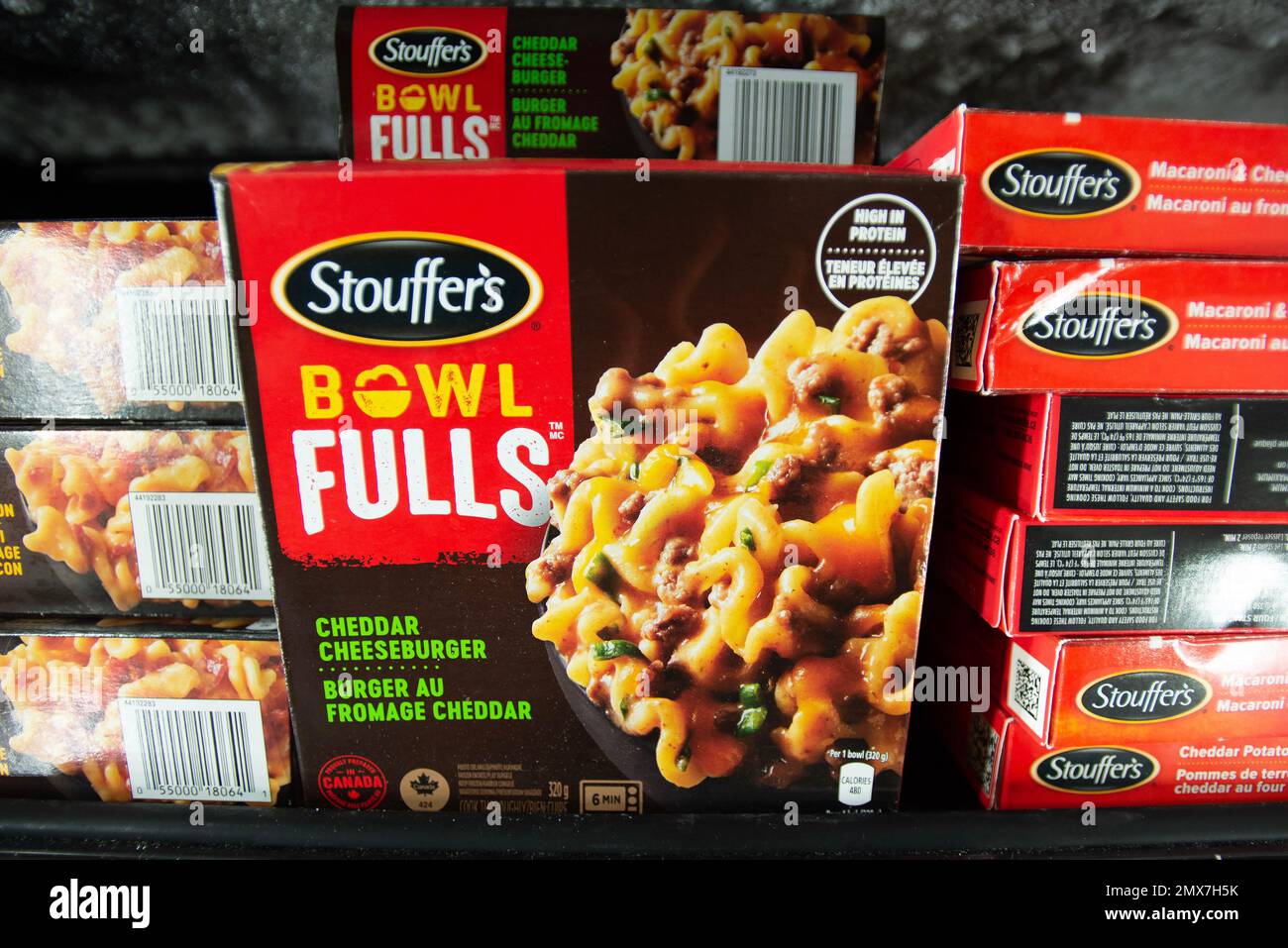 Las comidas congeladas de Stouffer se muestran en el pasillo de alimentos  congelados en una tienda de comestibles en Toronto el jueves 2 de febrero  de 2023. Nestlé Canadá dice que está